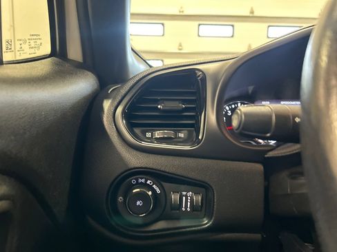 Used 2022 Jeep Renegade Altitude w/ Convenience Group AWD/4WD image 17