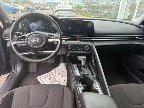 Used 2025 Hyundai Elantra SEL image 8