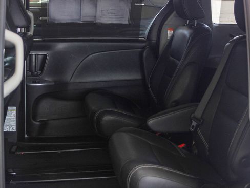 Used 2020 Toyota Sienna SE w/ Carpet Mat Package image 18