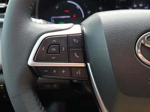 Used 2025 Toyota Sienna XLE FWD image 29