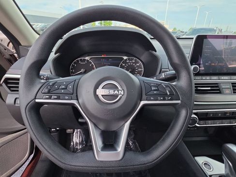 Used 2024 Nissan Altima 2.5 SV FWD image 17