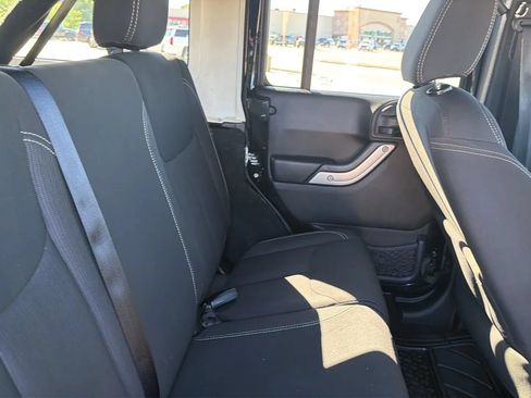 Used 2016 Jeep Wrangler Unlimited Sahara w/ Connectivity Group AWD/4WD image 56