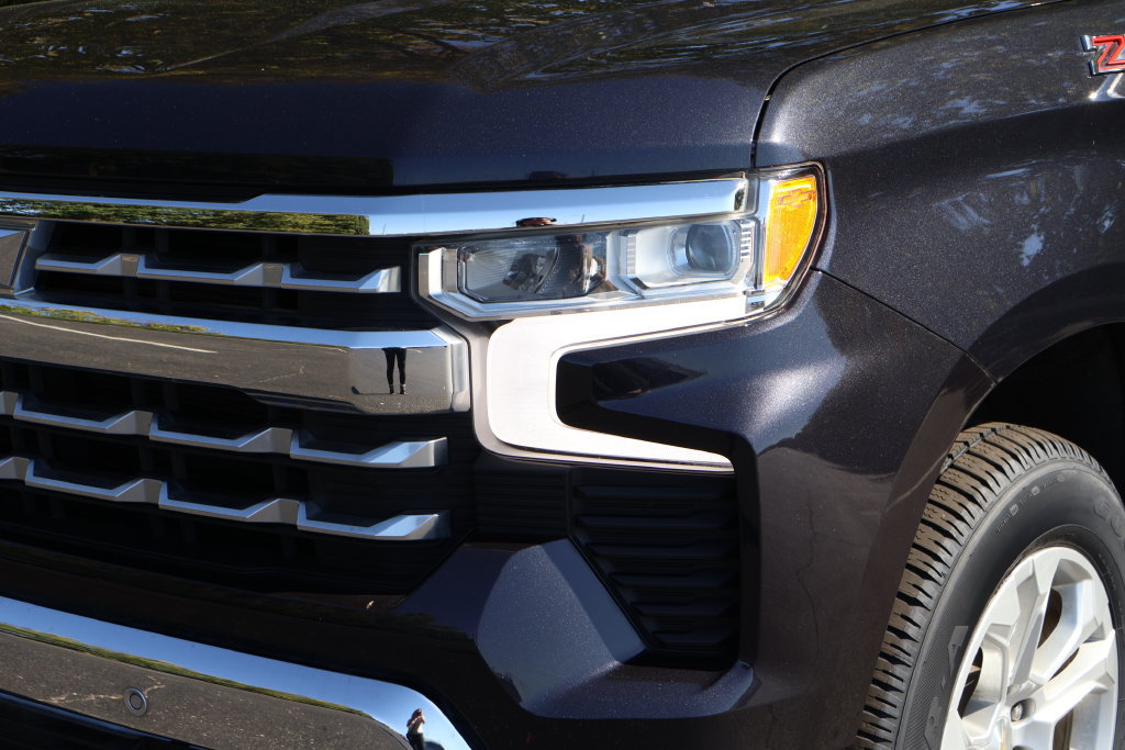 Used 2022 Chevrolet Silverado 1500 LTZ w/ LTZ Convenience Package II AWD/4WD image 3