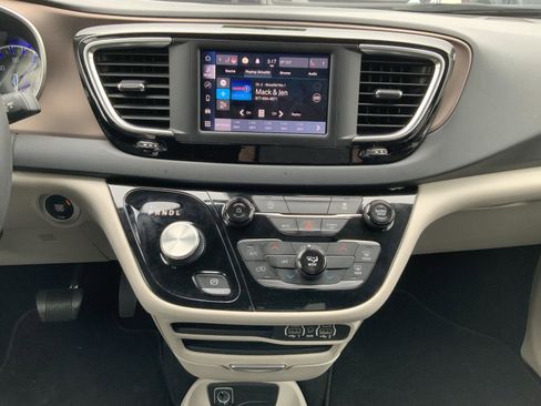 Used 2023 Chrysler Voyager LX image 33