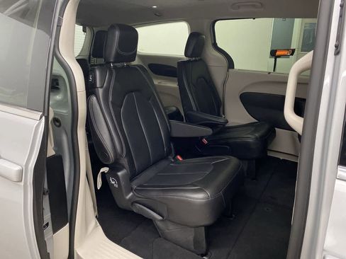 Used 2024 Chrysler Pacifica Touring-L image 17