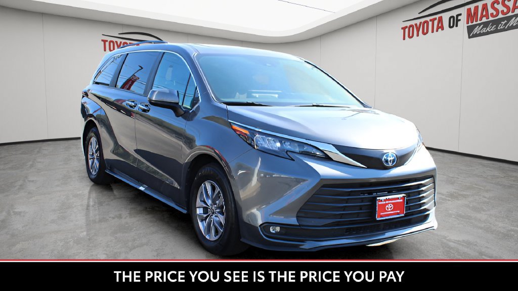Certified 2025 Toyota Sienna XLE FWD image 7
