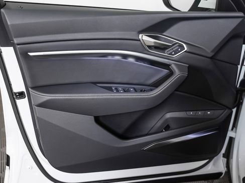 Used 2024 Audi Q8 e-tron Premium Plus image 25