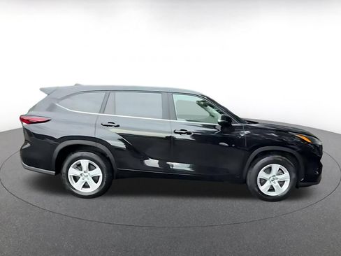 Used 2025 Toyota Highlander LE FWD image 13