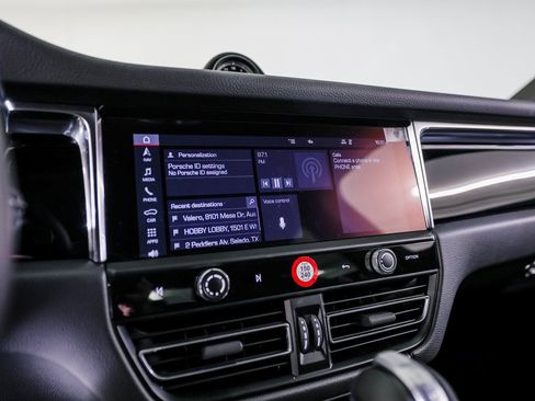 Certified 2025 Porsche Macan image 18