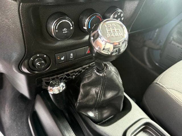Used 2017 Jeep Wrangler Unlimited Rubicon w/ Max Tow Package AWD/4WD image 31