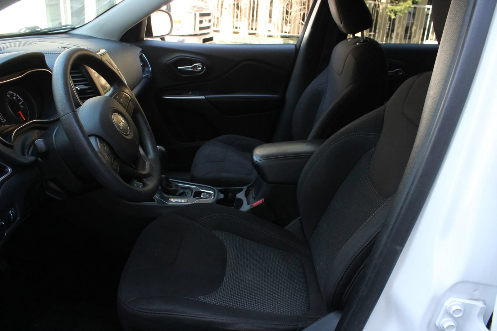 Used 2020 Jeep Cherokee Latitude FWD image 14