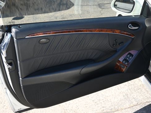 Used 2009 Mercedes-Benz CLK 550 Coupe image 20