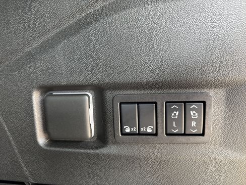 Used 2025 GMC Yukon Denali Ultimate w/ LPO, Floor Liner Package AWD/4WD image 39