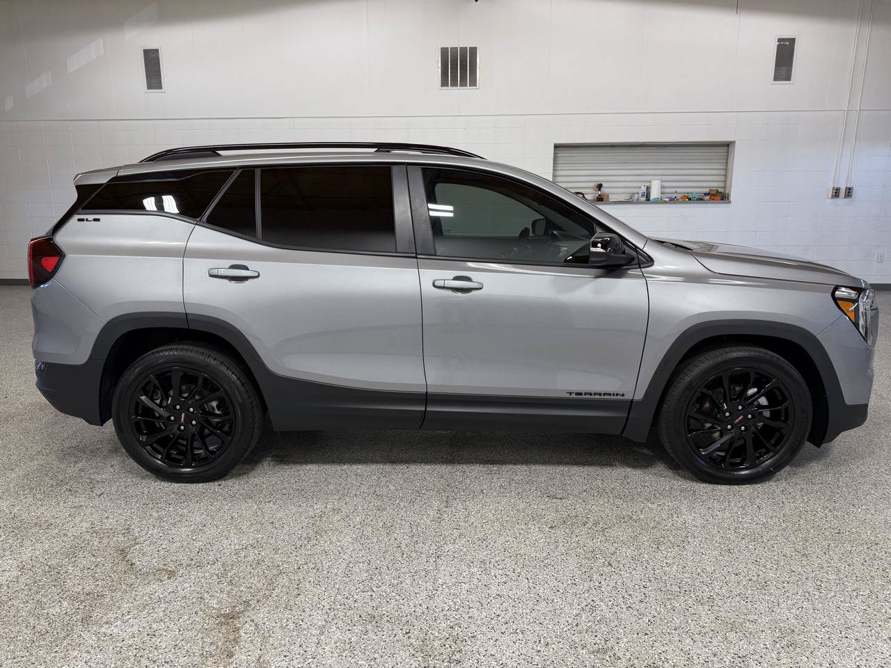Used 2024 GMC Terrain SLE w/ Driver Convenience Package FWD image 5