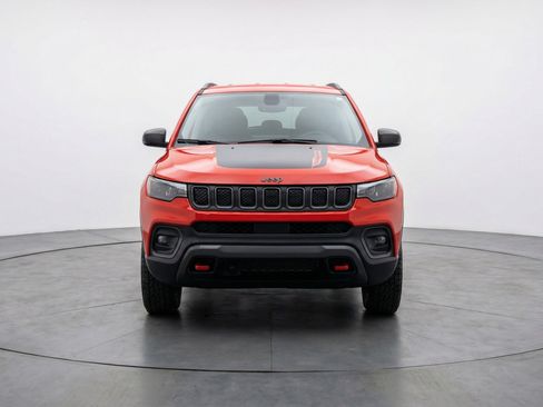 Used 2025 Jeep Compass Trailhawk w/ Trailer Tow Group AWD/4WD image 2