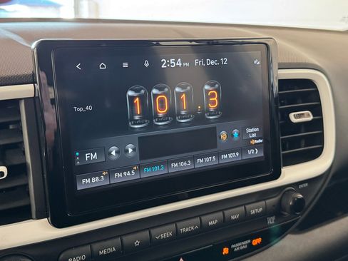 Used 2022 Hyundai Venue Limited image 20