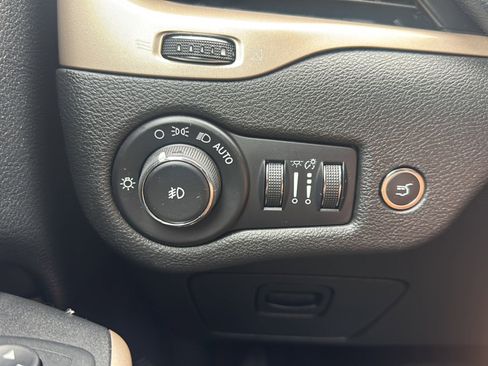 Used 2018 Jeep Cherokee Limited AWD/4WD image 27