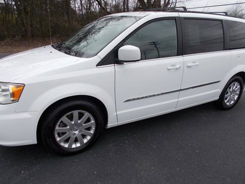 Used 2016 Chrysler Town & Country Touring image 7