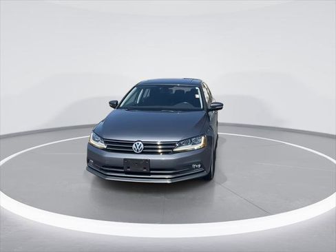 Used 2017 Volkswagen Jetta SEL FWD image 3