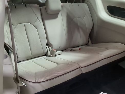 Used 2017 Chrysler Pacifica Limited w/ UConnect Theater Package image 36