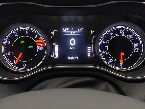 Used 2020 Jeep Cherokee Latitude Plus FWD image 23