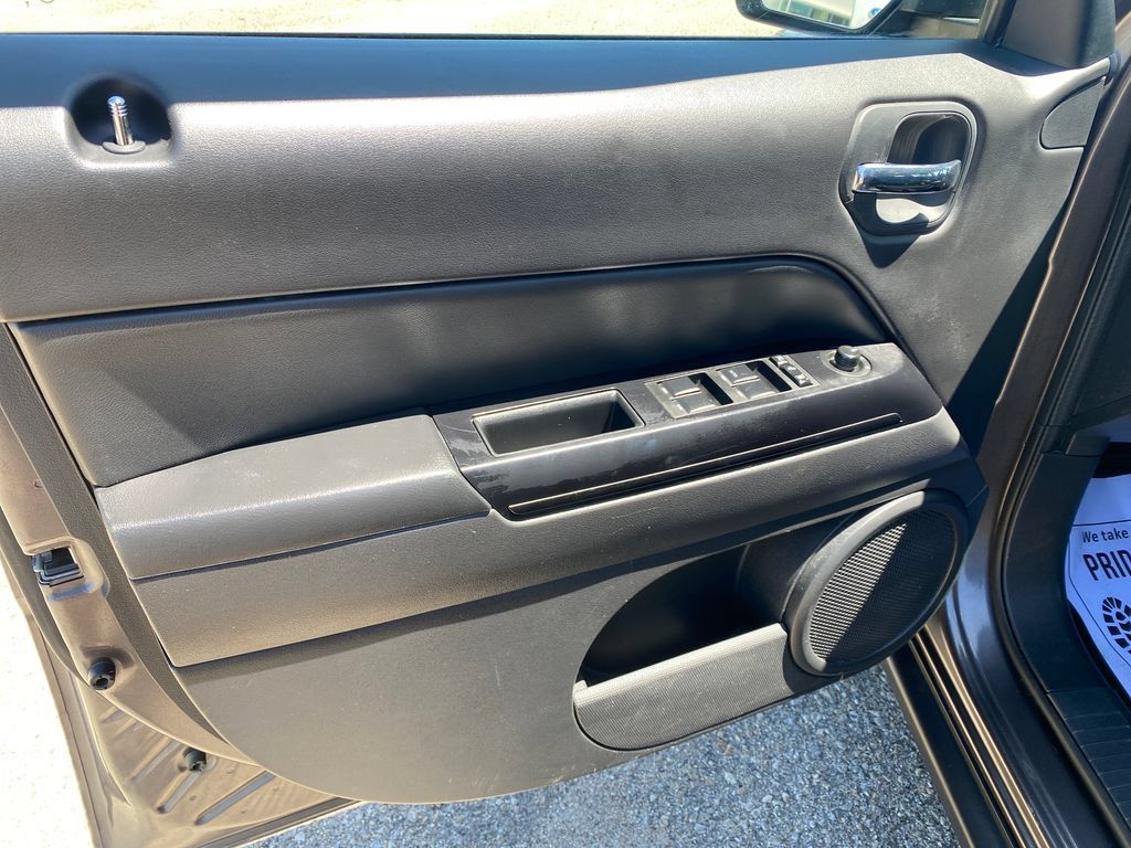 Used 2017 Jeep Patriot High Altitude AWD/4WD image 10