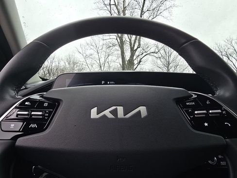 Used 2023 Kia Niro EX image 28