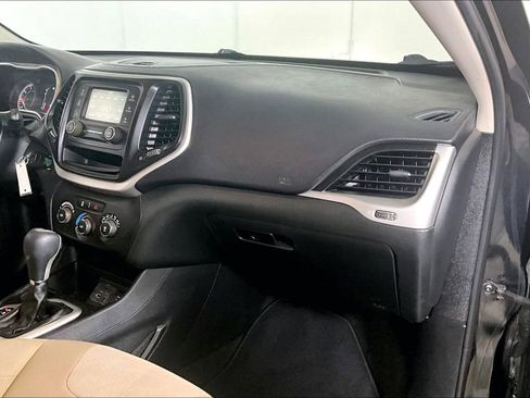 Used 2015 Jeep Cherokee Sport image 15