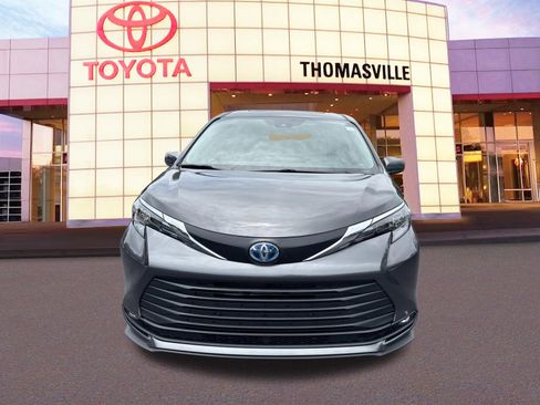 Used 2025 Toyota Sienna XLE FWD image 2