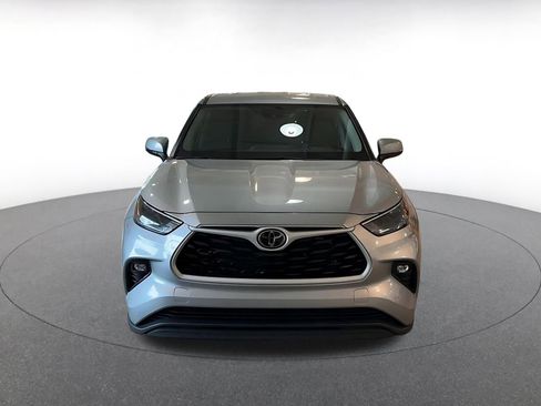 Used 2025 Toyota Highlander LE image 4