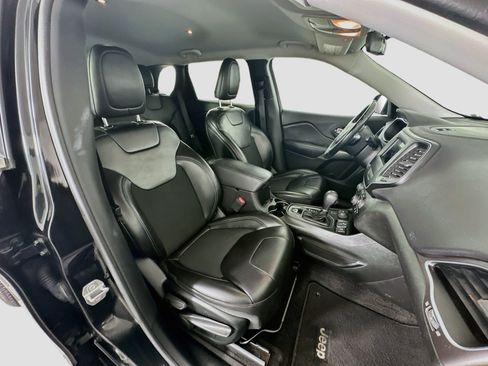 Used 2019 Jeep Cherokee Latitude Plus AWD/4WD image 30