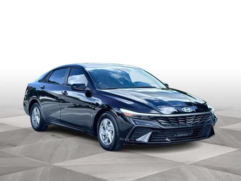 Used 2025 Hyundai Elantra SE FWD image 2