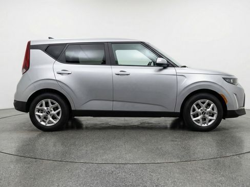 Used 2025 Kia Soul LX w/ LX Technology Package image 11