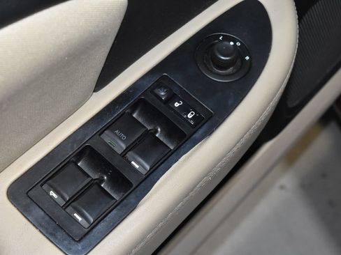 Used 2012 Chrysler 200 Touring FWD image 5