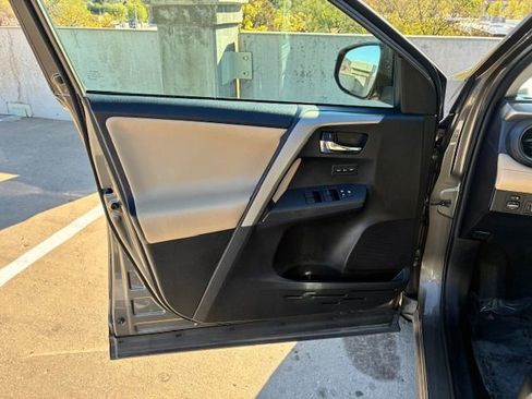 Used 2014 Toyota RAV4 Limited w/ Technology Package image 10