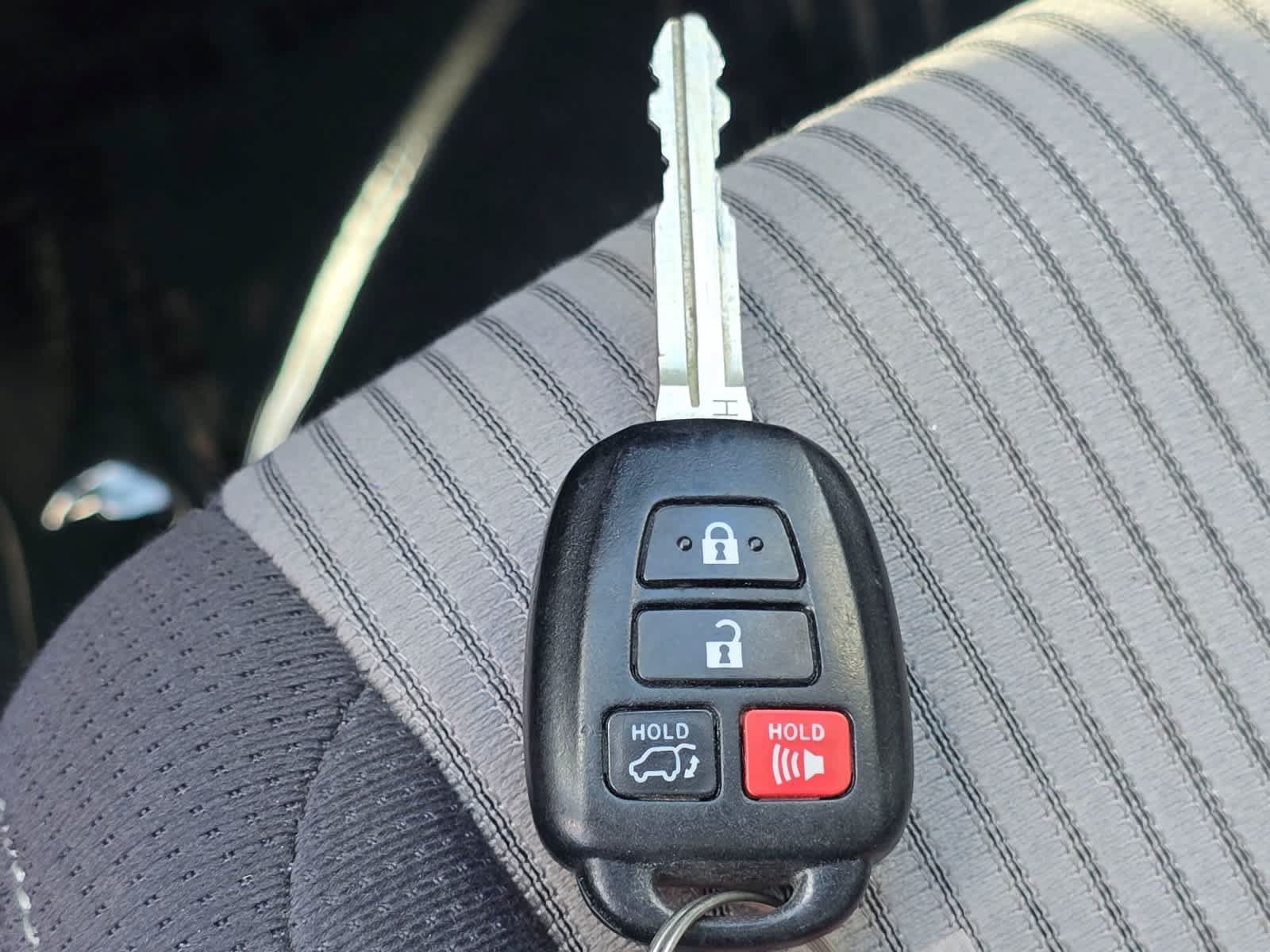 Used 2015 Toyota RAV4 XLE AWD/4WD image 30