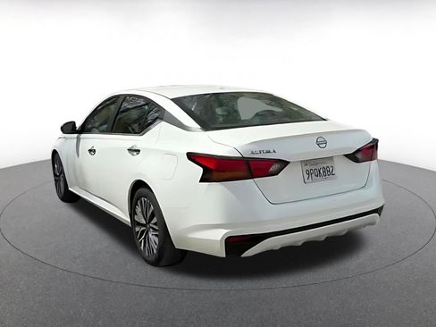 Used 2025 Nissan Altima 2.5 SV FWD image 11