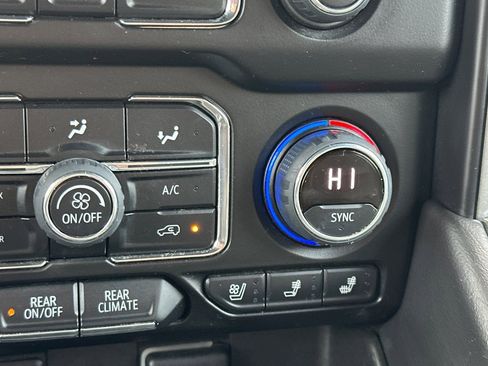 Used 2022 Chevrolet Suburban Premier image 31