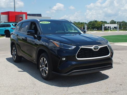 Certified 2026 Toyota Highlander XLE AWD/4WD image 2