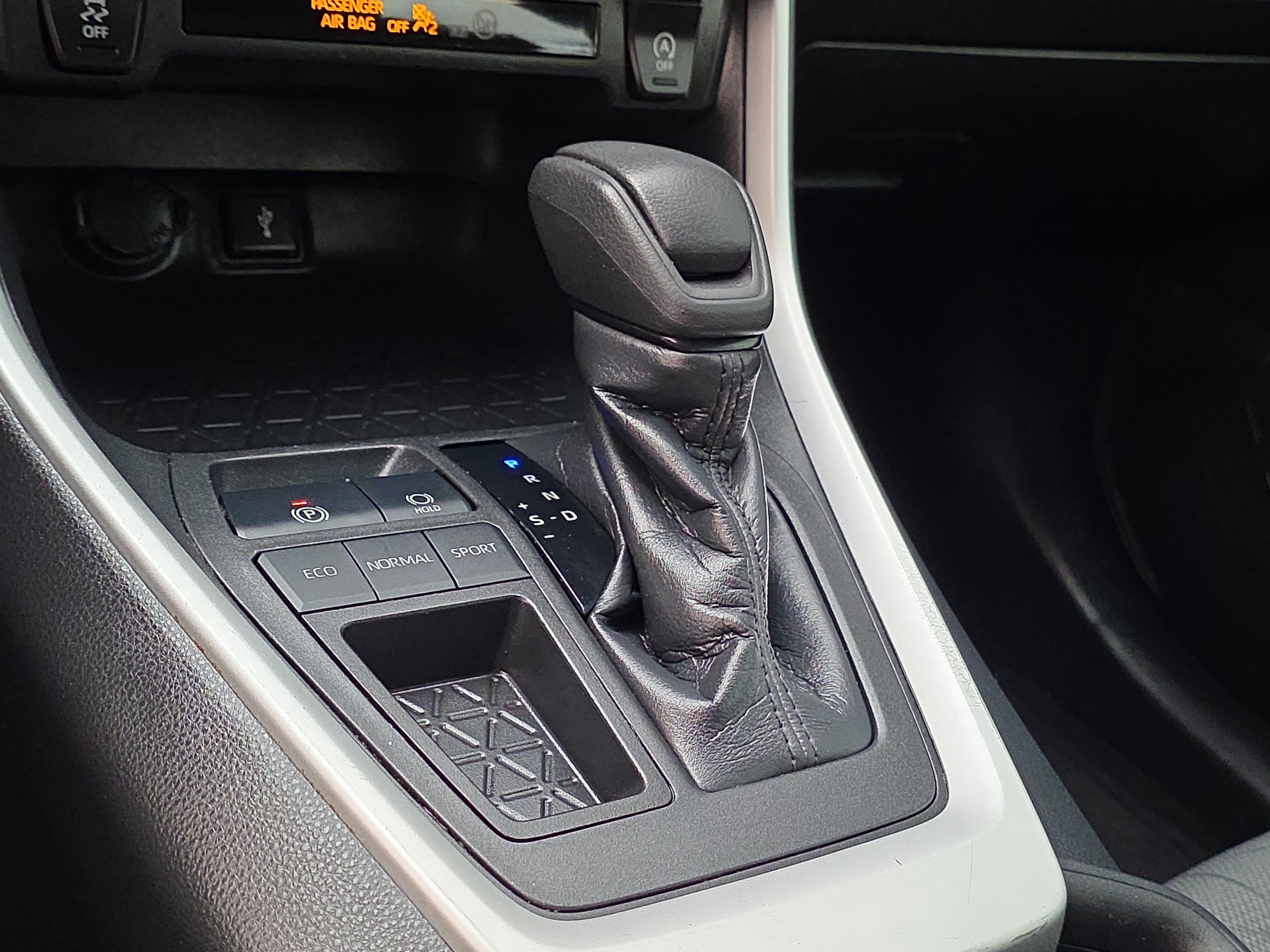 Used 2020 Toyota RAV4 XLE FWD image 22