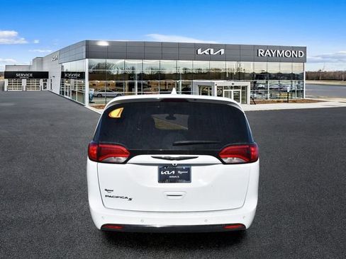 Used 2018 Chrysler Pacifica Touring Plus w/ S Appearance Package FWD image 4