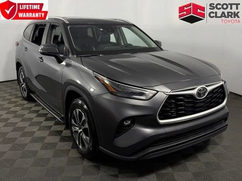 Used 2023 Toyota Highlander XLE FWD image 1
