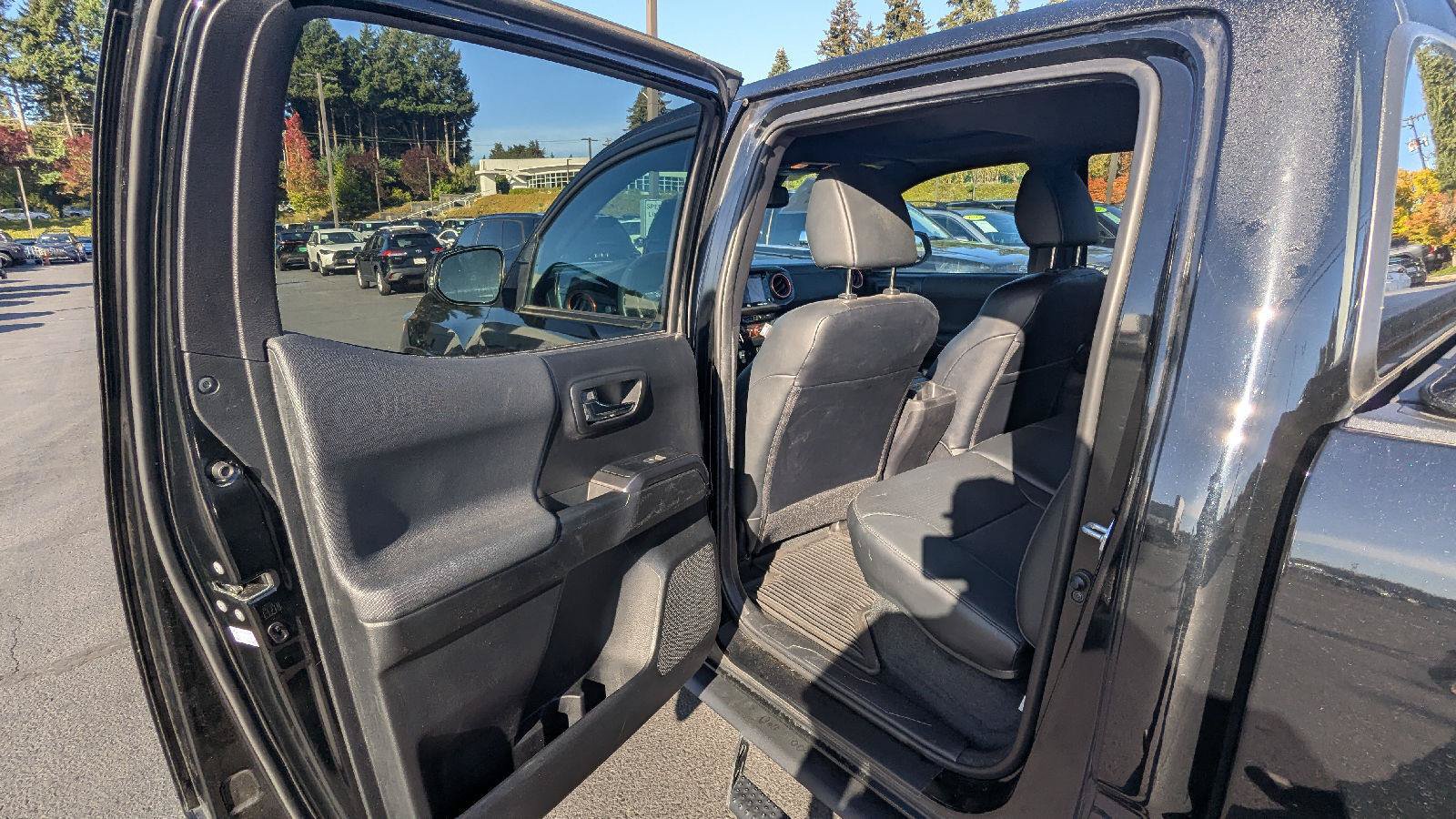 Used 2021 Toyota Tacoma TRD Sport w/ TRD Premium Sport Package AWD/4WD image 11