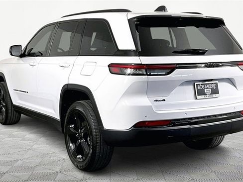 Used 2025 Jeep Grand Cherokee 4WD image 4