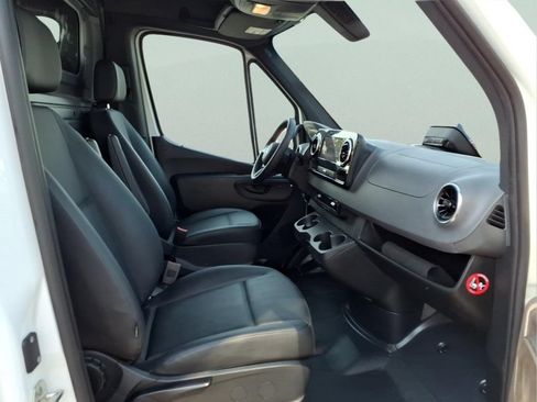 Used 2025 Mercedes-Benz Sprinter 2500 image 7