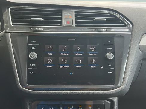 Used 2024 Volkswagen Tiguan SE AWD/4WD image 17