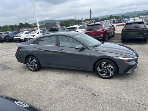 Used 2025 Hyundai Elantra SEL FWD image 3