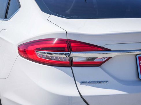 Used 2018 Ford Fusion SE w/ Fusion SE Technology Package FWD image 9