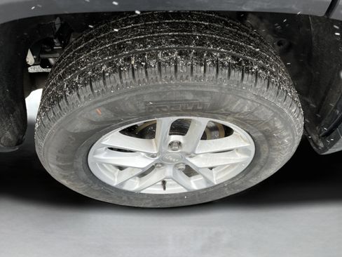 Used 2023 Jeep Grand Cherokee L Laredo image 9