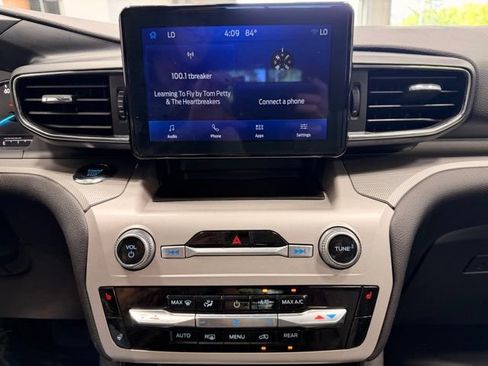 Used 2024 Ford Explorer XLT w/ XLT Sport Appearance Package AWD/4WD image 35